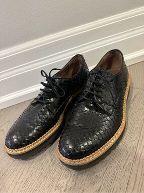 Black Textured Lace-Up Women’s Loafers with Contrasting Trim